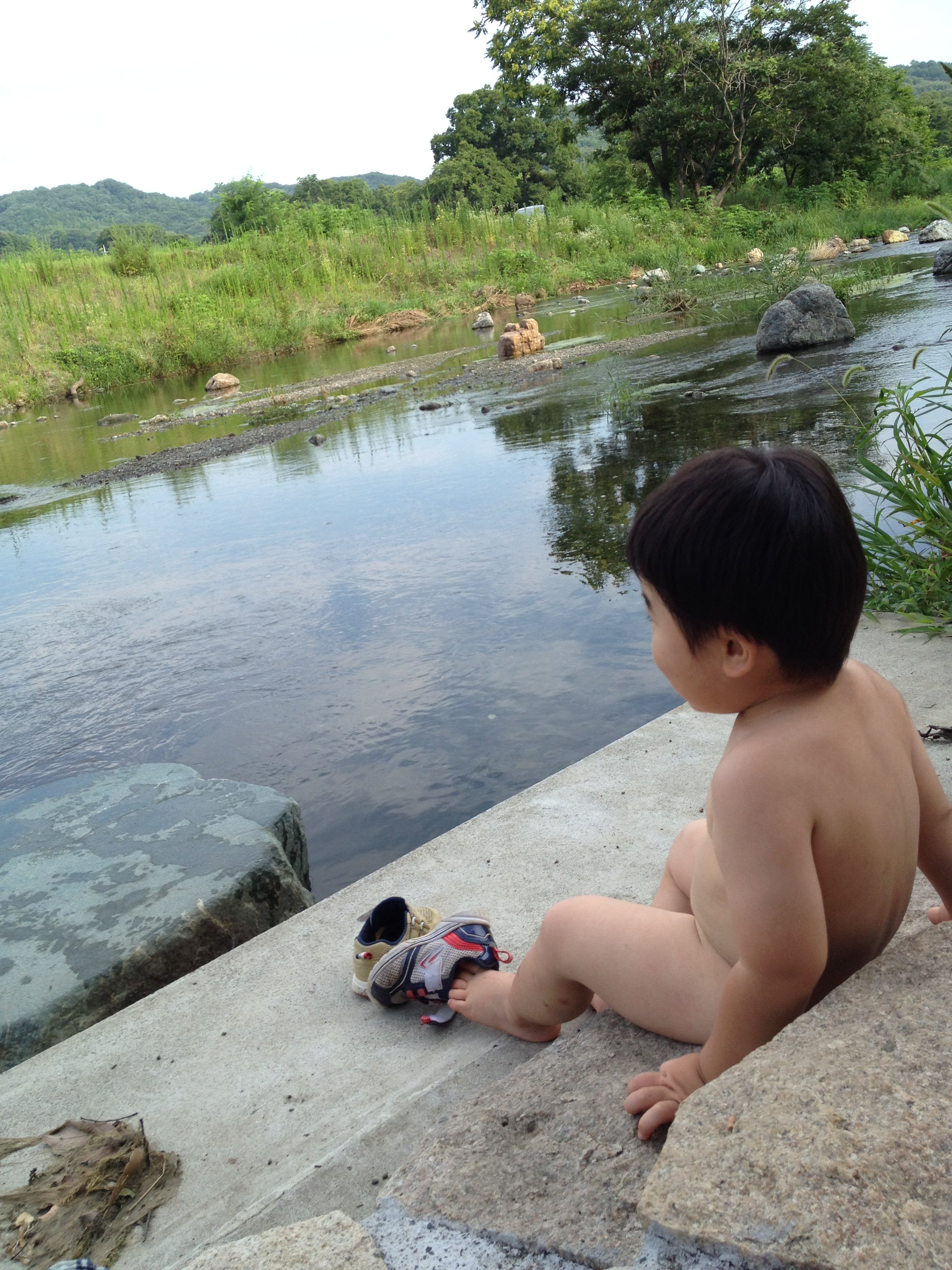 川遊び　はだか 