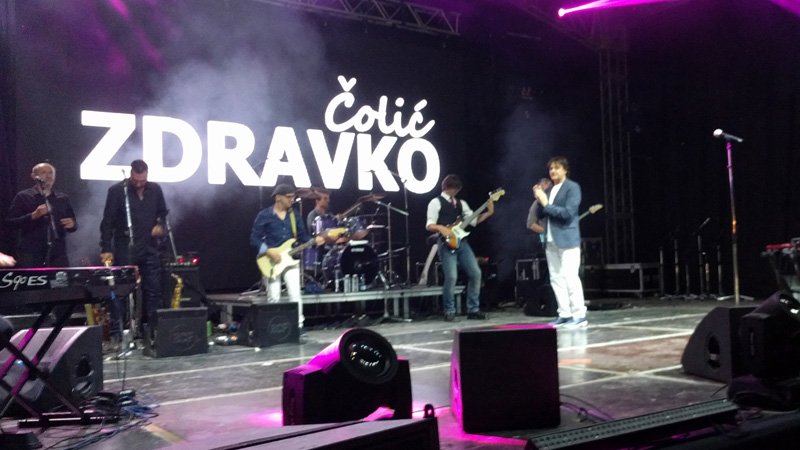 GlasZapadneSRB's tweet photo. Čola pred 10.000 ljudi na Most festu 
#ZdravkoColic #MostFest #BajinaBasta #Koncert 
https://t.co/l9hRc3vr0w https://t.co/e13TiuLouD