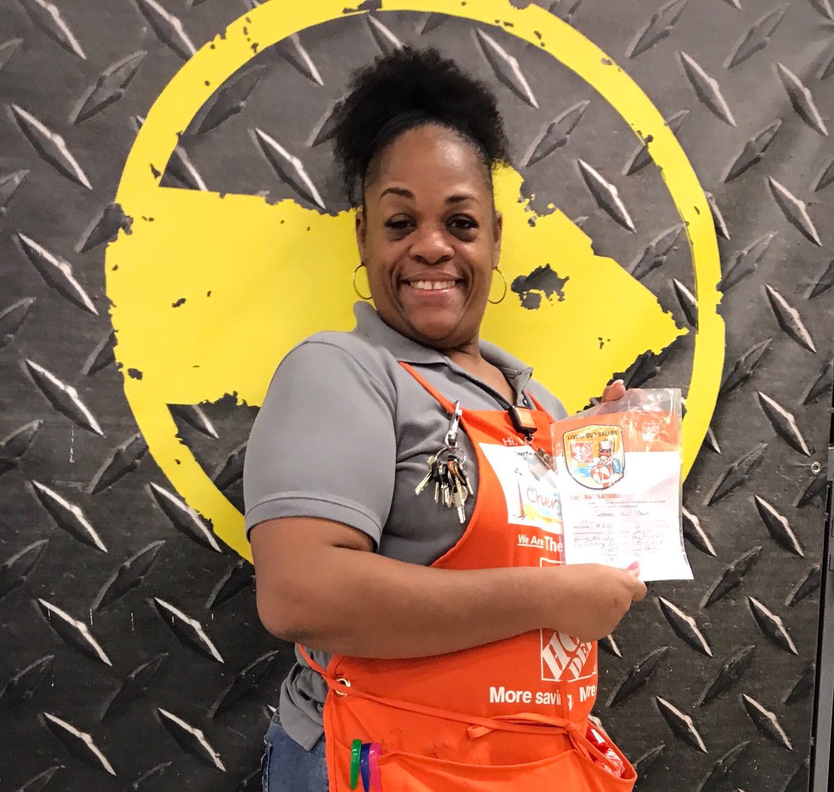 THD_MCDiaz0218's tweet photo. Home Depot #0218 Deerfield
HC Ms.Cheryl Homer Award TY for all you do on the Front End. #BuildingRelationships👌🏽
#PuttingOurCustomersFirst😊 https://t.co/tAtYvTwO1j