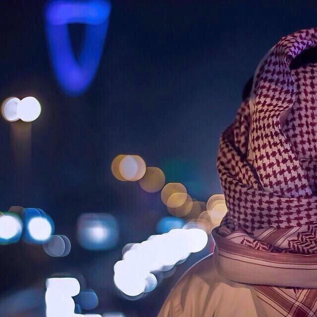 يحن قلـــبي للحـــبايب و يشتاق
والشوق يرسم طيفهم في منامي

أحبهم و أسهر مــع الحب تـــواق
فيهم حديث النفس وأحلى كلامي