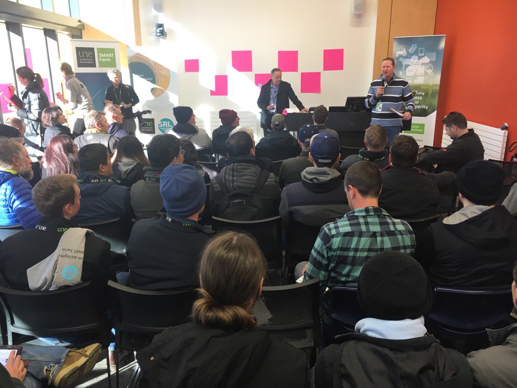 DaveLambPrecAg's tweet photo. Local farmers posing problems for the #agmentation hackathon teams @SMARTFarmUNE https://t.co/jW0cHR6q9Y