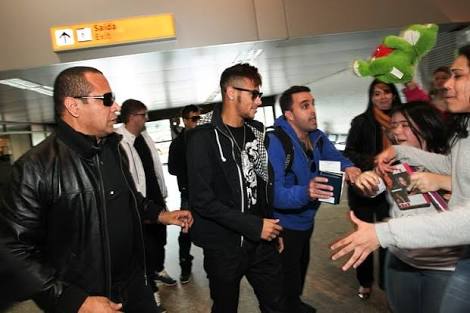 MANCITY_SM's tweet photo. Neymar é visto desembarcando no aeroporto de Manchester 🤔🛬🇧🇷 https://t.co/tUAHfDRDex