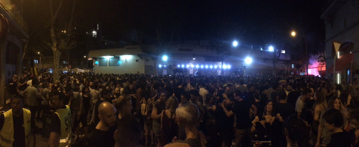 enricbotella's tweet photo. L'escenari més concorregut de la #FMpoblesec17. No hi ha WC públics. Organització: "busca un arbre" 👌🏻 https://t.co/TkJvI20spi