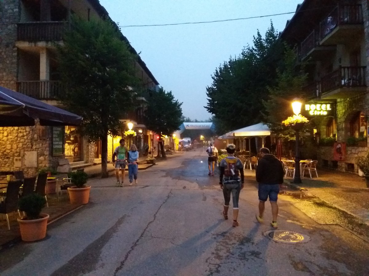 InfoBenasque's tweet photo. #Benasque, amanece y van llegando los corredores de la Vuelta al #Aneto https://t.co/NzIiXMHXKA