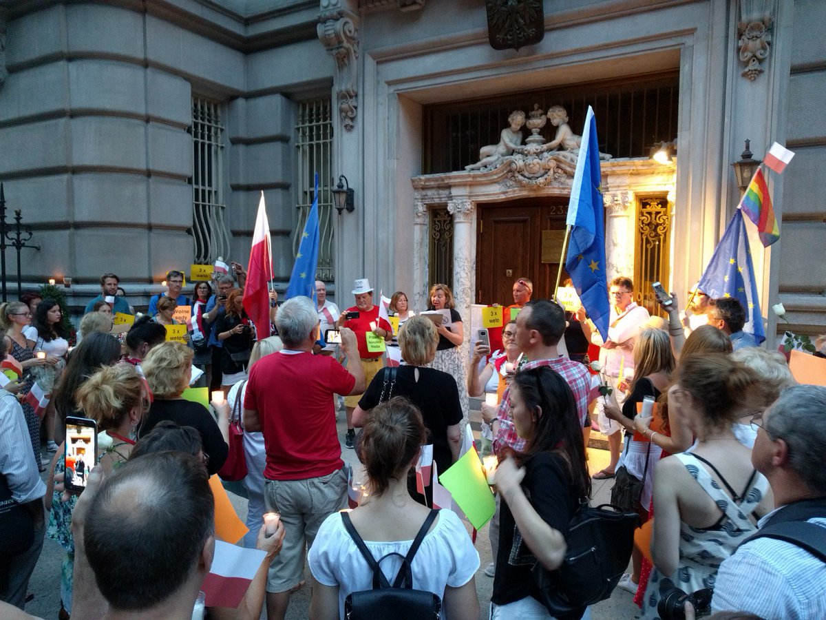 binop's tweet photo. @Kom_Obr_Dem Protest w Nowym Jorku - około 150 osób. #polonia #WolneSądy #ZamachLipcowy #protestPolska https://t.co/En9VTnnjgj