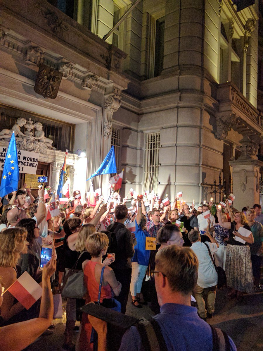 binop's tweet photo. @Kom_Obr_Dem Protest w Nowym Jorku - około 150 osób. #polonia #WolneSądy #ZamachLipcowy #protestPolska https://t.co/En9VTnnjgj
