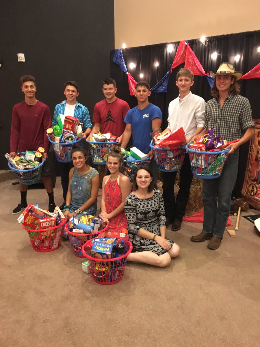 quest_students's tweet photo. We love our seniors.  So thankful for all who joined the fun at Senior Night. 
#QSMSeniorNight17 #QSMFam https://t.co/FycOJO3lLl