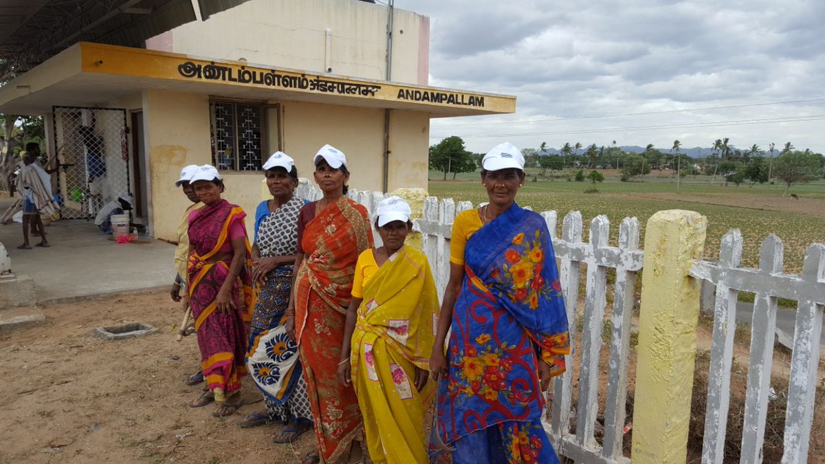 Swatch Bharat drive in 29 Halt stations of Trichy division  with local participation