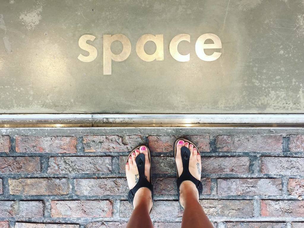 soulofseoulblog's tweet photo. Where do you find space when you need some? I found some at my toes. .
.
.
.
.
.
#ader #findingspace #hongdae #홍대 #adererror #아더에러 #openspa… https://t.co/Az9t4RADXJ