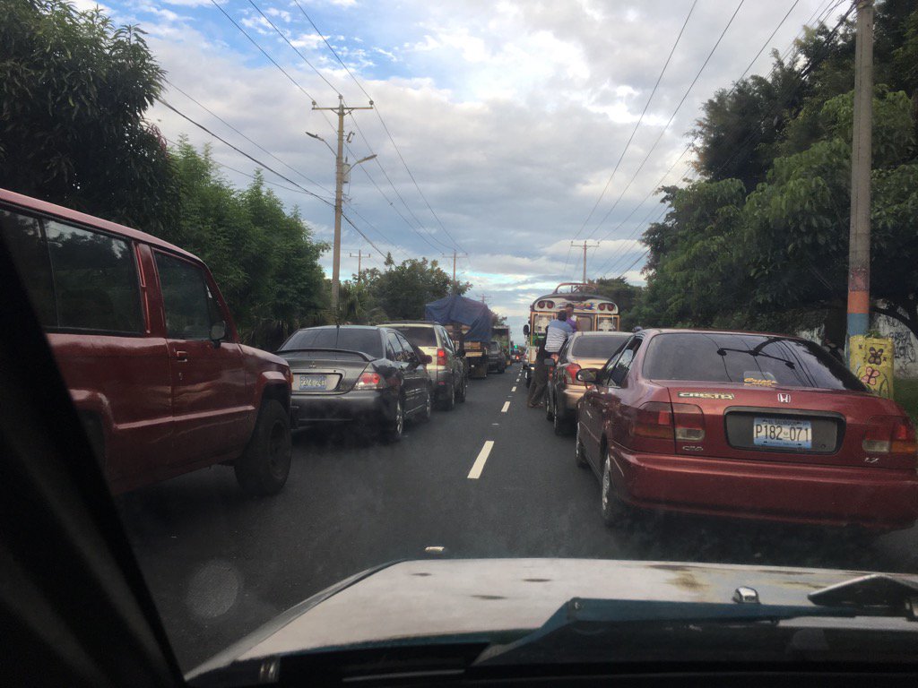 Tráfico paralizado por carcel de mujeres una hora y no avanza precaución........