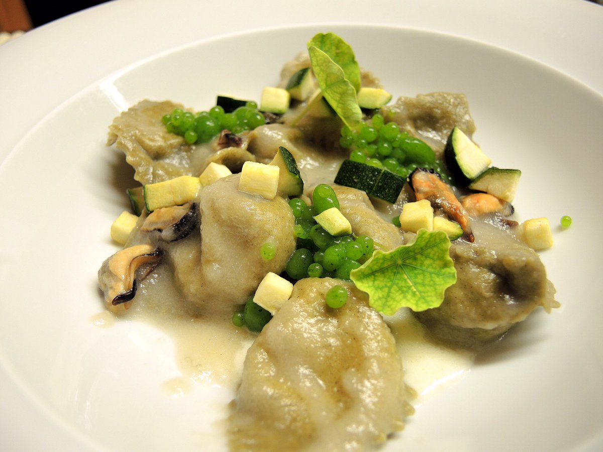 makotoabe80's tweet photo. Ravioli di grano arso,crescenza cozze, caviale di zucchine#antichisaporipr #summer #chicchefs https://t.co/Cj8zZmQKs5