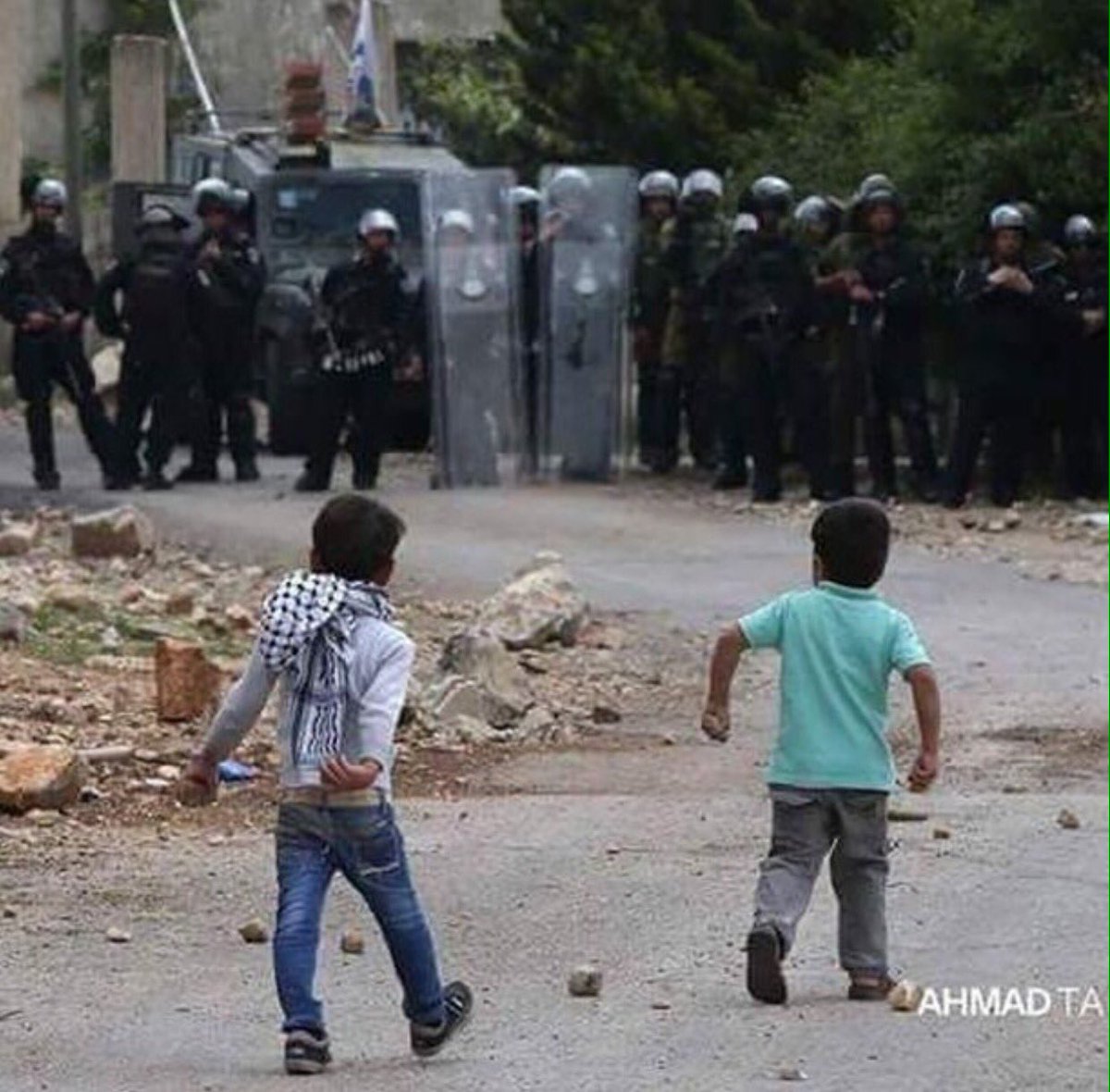 "De ki; Ey kafirler yenileneceksiniz ve toparlanıp cehenneme sürüleceksiniz!" 

|Sûre-i Ali imran 

Hep dik dur çocuk.. #MescidiAksâ