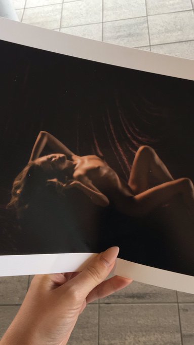 Running around dt bra less carrying a nude print of myself. #modellife https://t.co/3I4UTXwuNw<a href="/tag/modellife"class="tags"><span>#modellife</span></a>