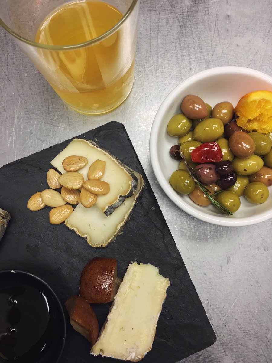 WassailNYC's tweet photo. The simpler, finer things in life. #cheese #cider https://t.co/Di8MvFLqOQ