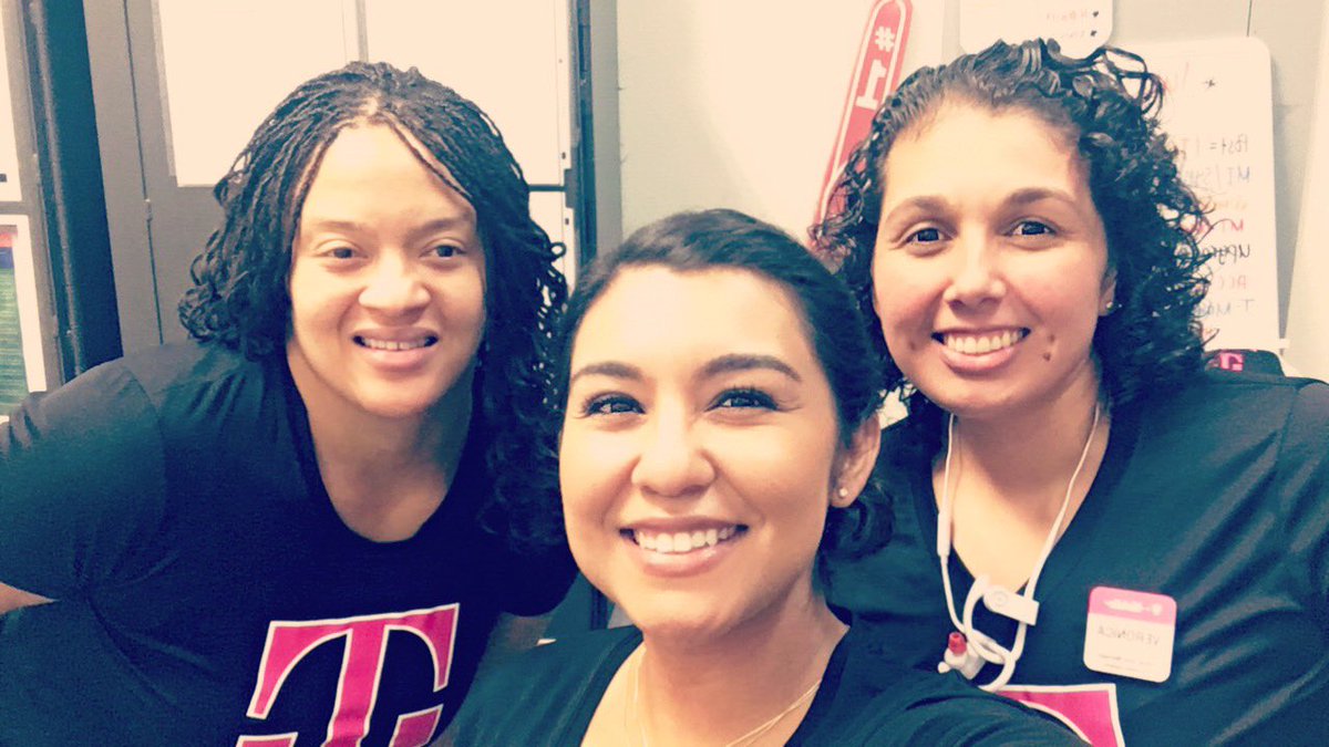 BreRamirez20's tweet photo. Reunited &amp; it feels sooo good 😊 #oldschool #storevisits #LaGage #LA  @BryanThompsonSW @TheEcuadorable @kris_lewis33 https://t.co/A8VN6AHV35