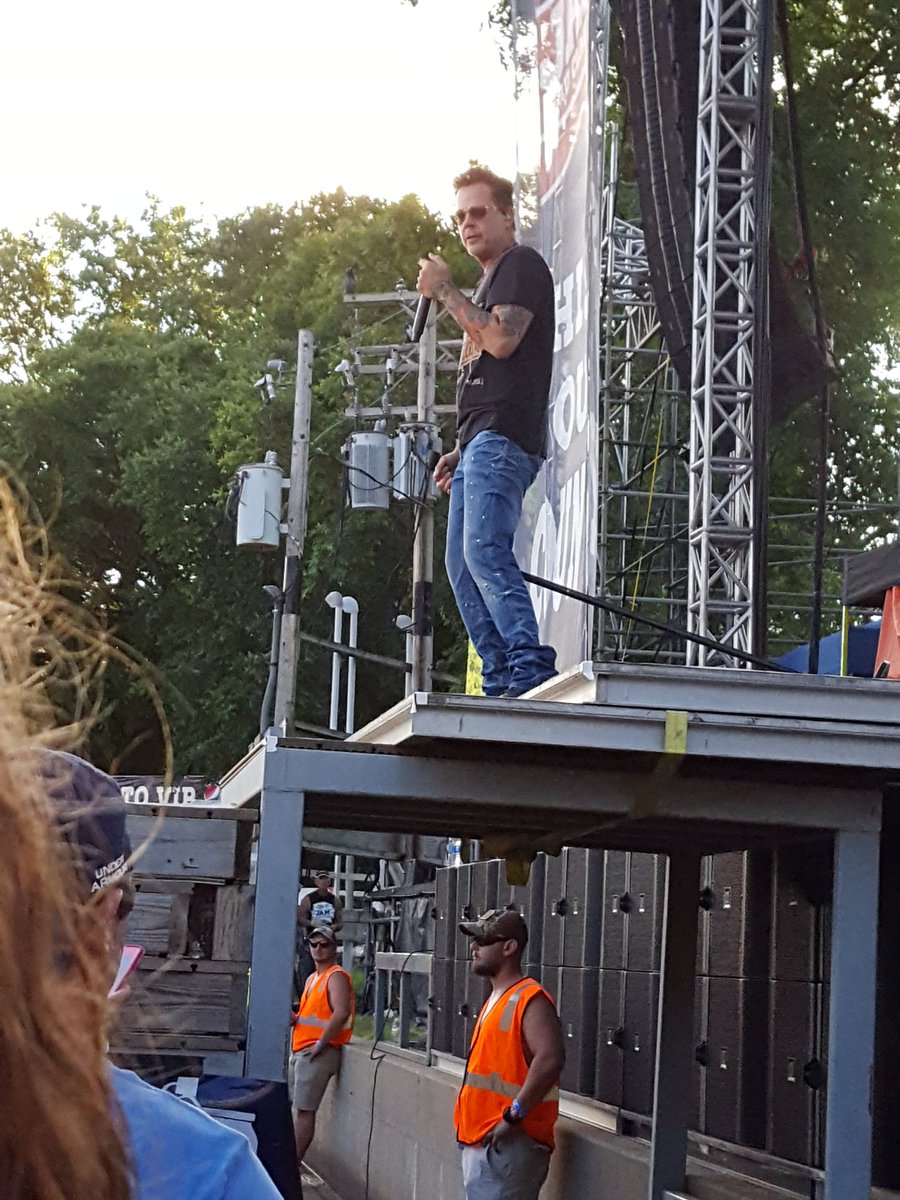 TCountrySource's tweet photo. @GaryAllan has taken the stage to keep the party going @CountryJam.
#countryjam2017 #JamwithTCS https://t.co/7zK3AFnbY5