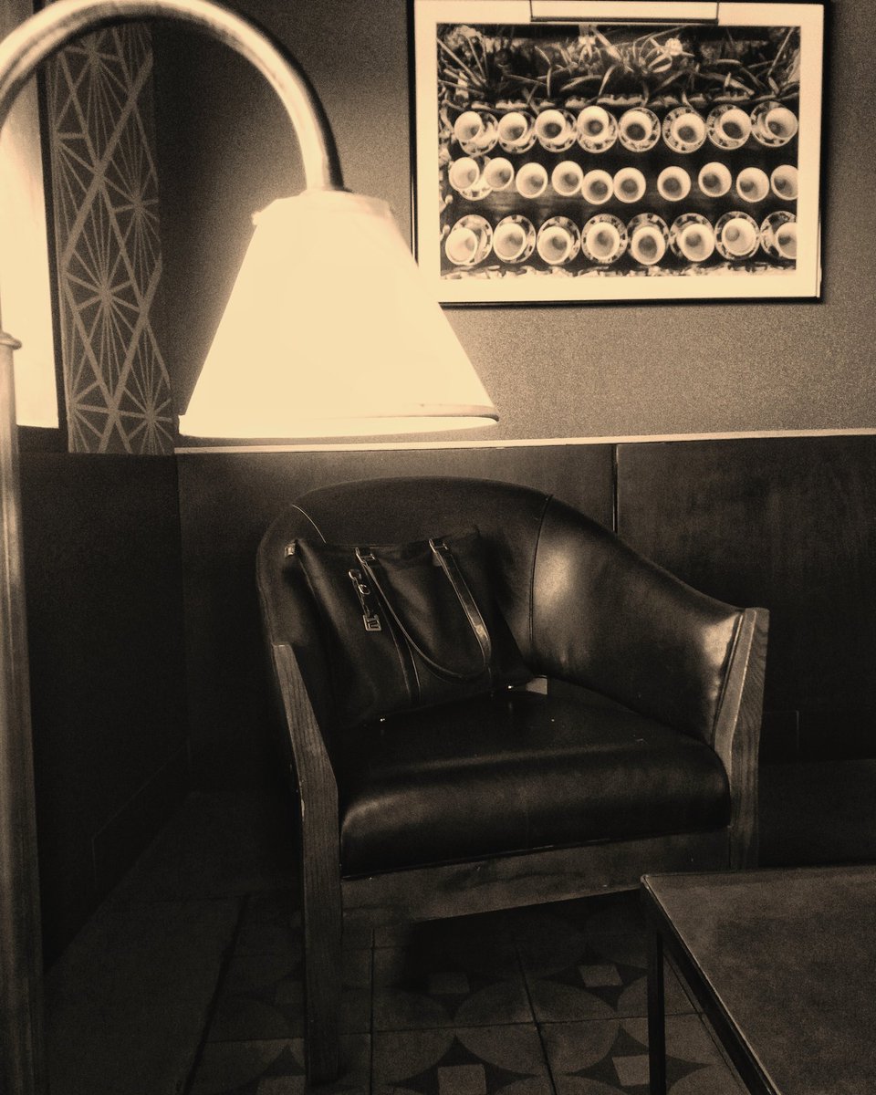 Solimar80141113's tweet photo. Our scenarios ain’t just boring
#reflectionbts #photography #sovintage #sepia https://t.co/MNIBlqo0xp