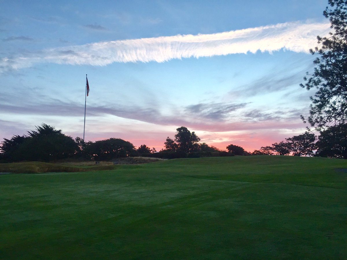 SeanParker1414's tweet photo. Quite the sunrise this morning @VGC1893 @Vgclinks @TJayC17 #gottolovevgc https://t.co/7OfXvSvhuq
