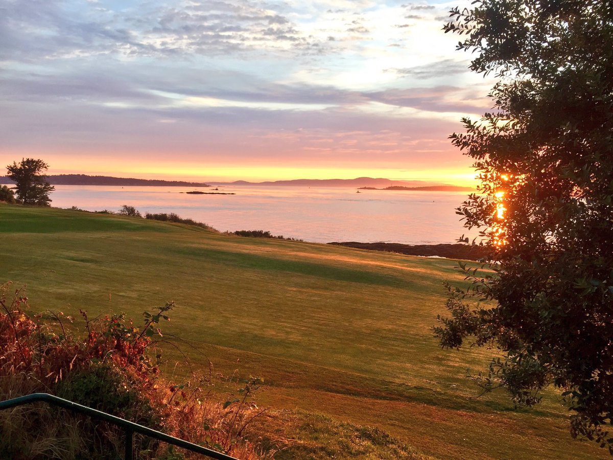 SeanParker1414's tweet photo. Quite the sunrise this morning @VGC1893 @Vgclinks @TJayC17 #gottolovevgc https://t.co/7OfXvSvhuq
