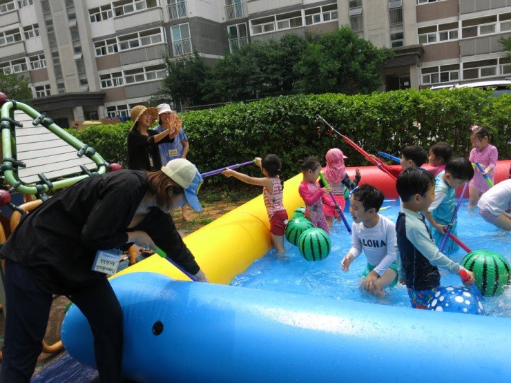 물놀이 전문업체를 섭외하고 부모님들을 초대해 물놀이를 했어요.
부모님들이 수영복을 갈아입혀 주시고 함께 놀아주시며 즐거운 물놀이 시간을 보냈어요