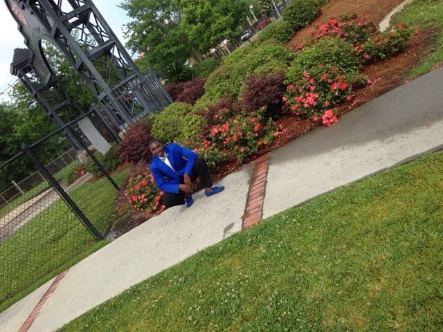 SUMenInSuits's tweet photo. Uriah Jones 
Chemistry major 
Freshman 💛💙👔 #SUMenInSuits #SU21 @_itsuriahh https://t.co/ZLZFdWsTgZ