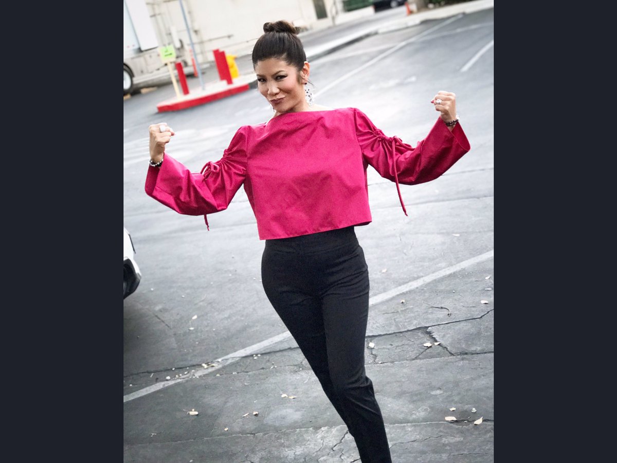 SoDebSaid's tweet photo. Julie seems to pick her wardrobe just to make @WilHeuser #BBSaga's even more iconic
#BB19 https://t.co/vYYgJaJF6a