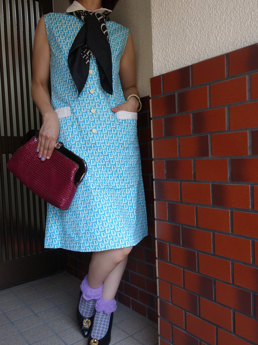 レトロなヴィンテージ古着のお店 お花畑 Miss Dior 水色 白diorロゴワンピース モノトーンdiorスカーフを 今日 明日は ワンピースコレクション 盛り沢山ご用意しています 皆様 是非遊びに来てくださいませ こちらのワンピースも