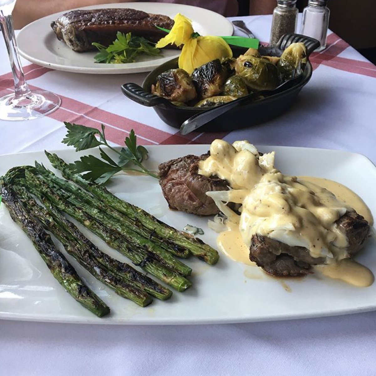 TavernOnRush's tweet photo. We like the look of this Friday night dinner! #FiletOscar #PrimeBeef CC: @Chef_John_G

📸: abernanm https://t.co/lKg7i4RFoo