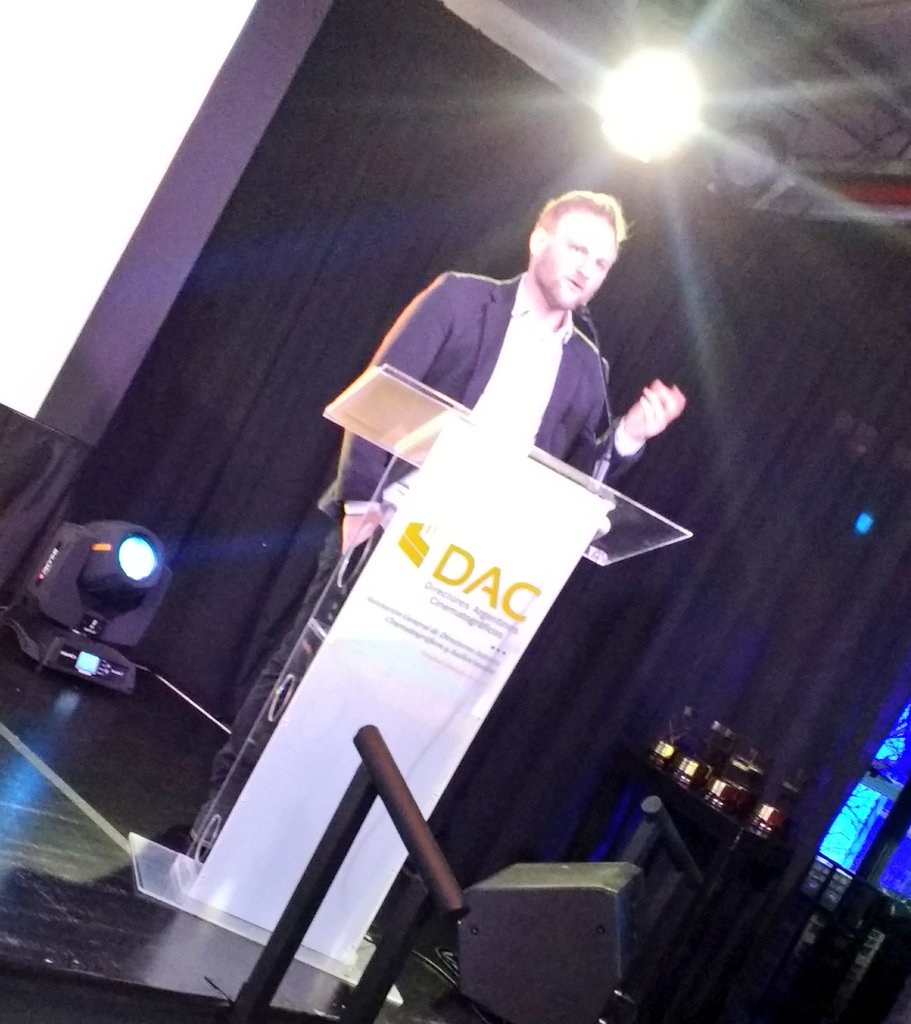 dacdirectores's tweet photo. Primer Premio de la noche para Alejandro Agresti, presentado por @Guerschuny #PremiosDAC https://t.co/X7fv6Ztu3a