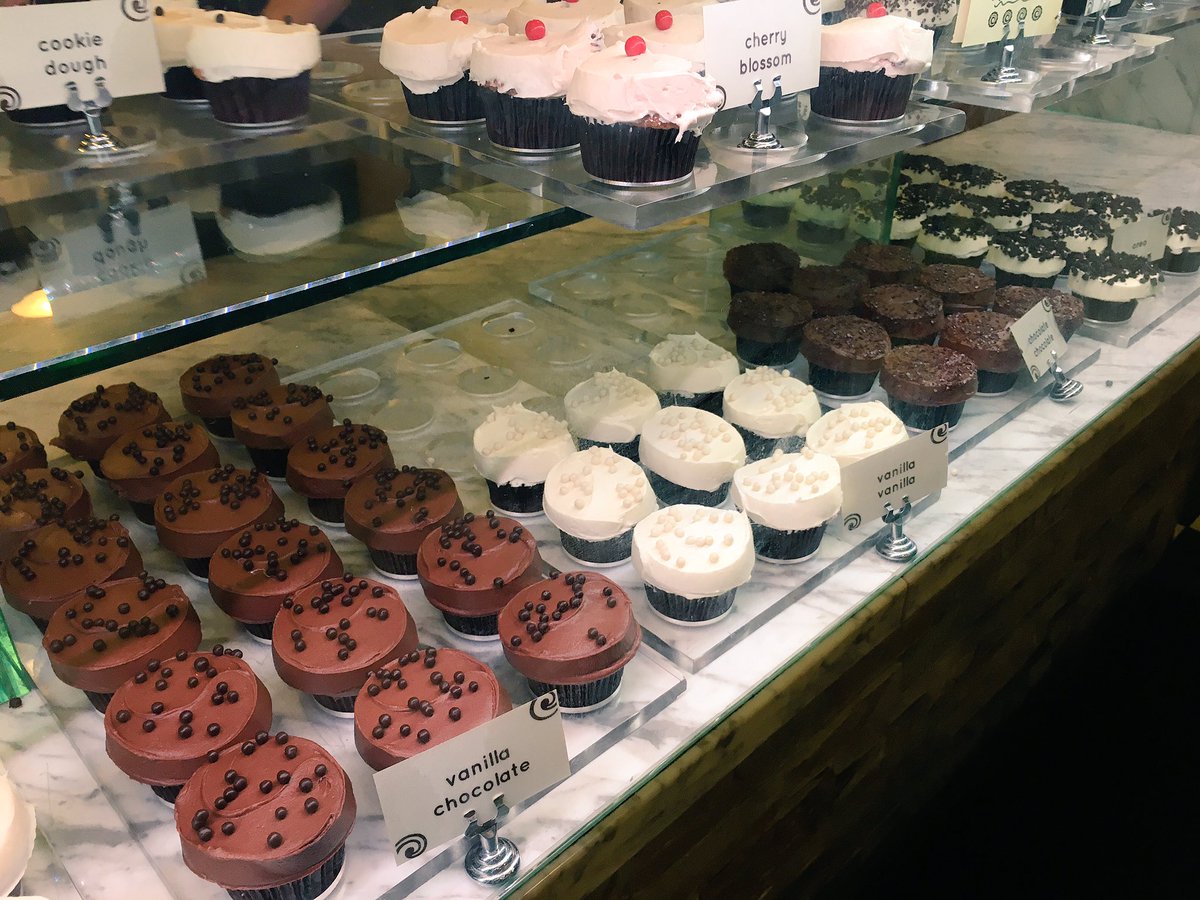 katiejwarner's tweet image. Have to have @cupcakesottawa when I'm in the market #vanillachocolate #hbandy #sofull #tbd