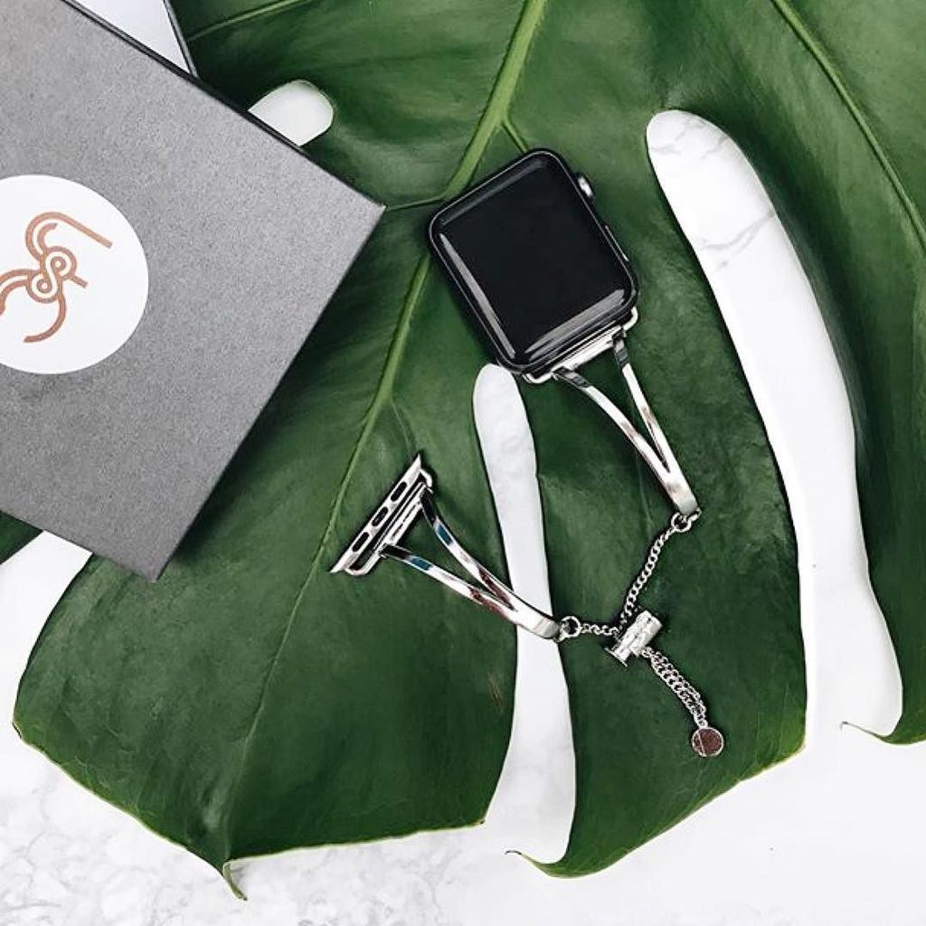 TheUltimateCuff's tweet photo. #flatlayfriday thanks to the amazing @glamdapper ๐We're so excited to see you styling this! #theultimatecuff .
.
#โฆ https://t.co/RzDyaJTeNr https://t.co/0CSaPoyHh4
