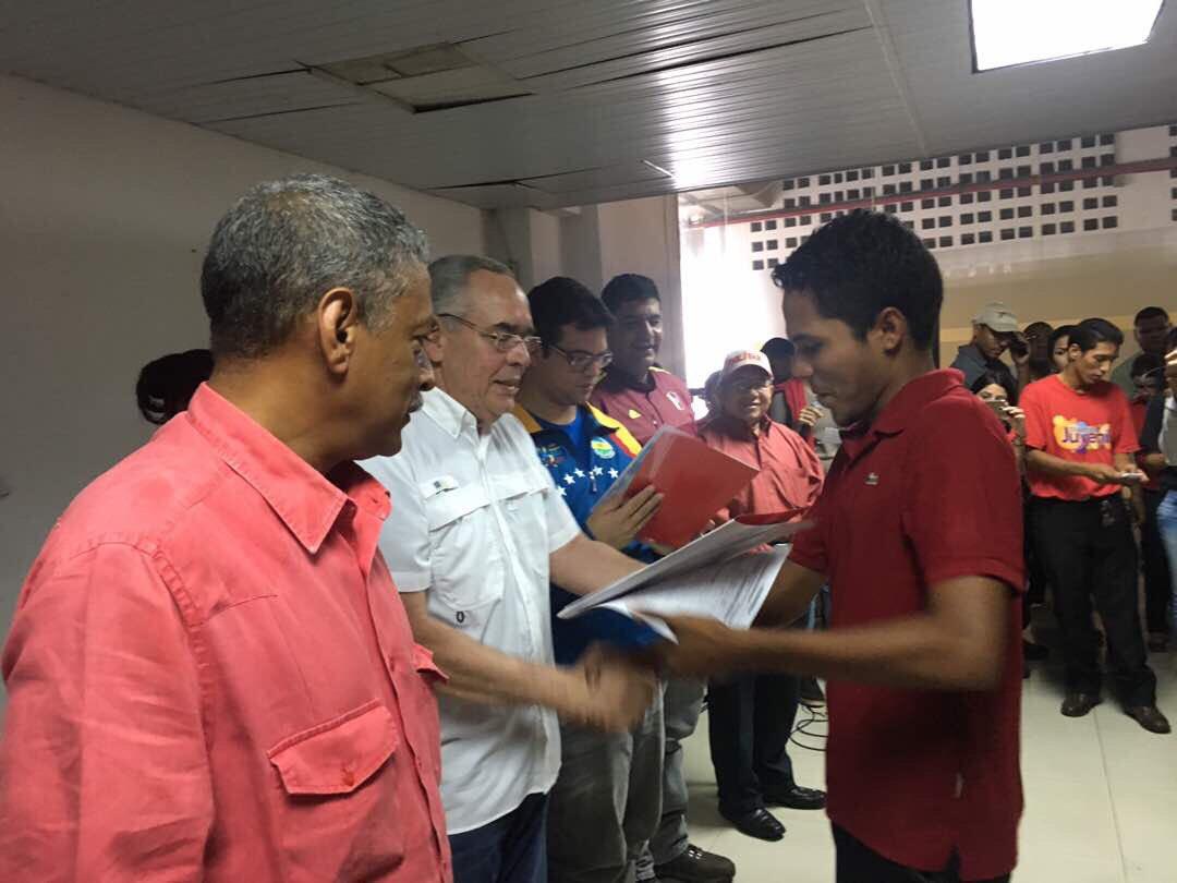 GobolivarRrpp's tweet photo. #Hoy más de 800 jóvenes bolivarenses recibieron becas "Motores Productivos" de Fundayacucho #AquiEstaElTrabajo #AquiEstaLaGestion https://t.co/uhlfUYT0Yr