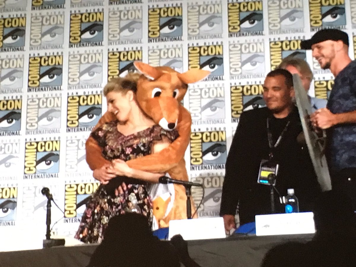RBleagueOficial's tweet photo. TRAVIS FIMMEL APARECEU VESTIDO DE CANGURU E A GENTE NÃO ESTÁ SABENDO LIDAR. #sdcc #vikings #vikingssdcc https://t.co/n8MuBoSxGv