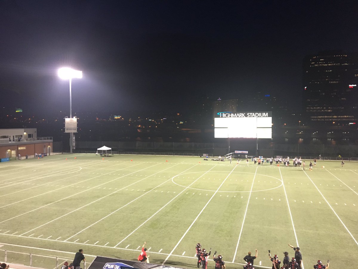 TheWBowl's tweet photo. On a beautiful night for football, after 3 quarters in the #D2Championship. St. Louis leads Tampa Bay 28-7 #WBowlWeekend https://t.co/pKiDrZDBXN