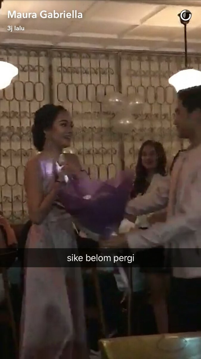 karelswag1509's tweet photo. Sweet moment💕 @caitlinhald @karelsusanteo @AmandaCRawles @Adriel1712 https://t.co/P9A6xJfaK7