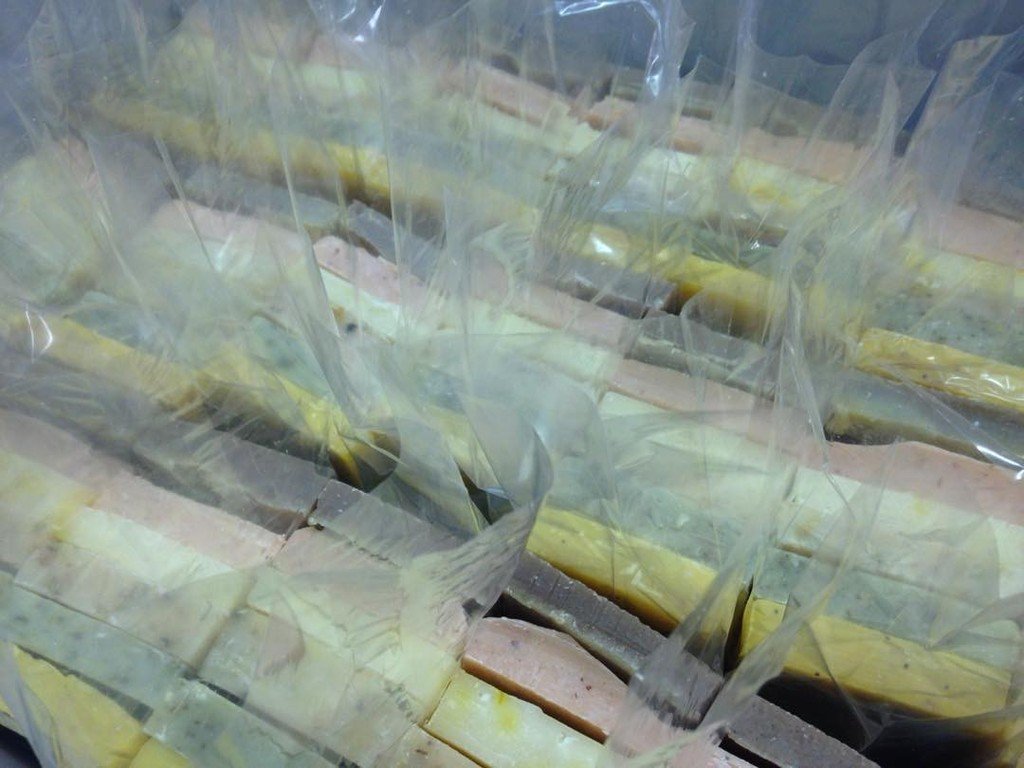 sammysoapSTL's tweet photo. END CUT SAMPLERS BAGGED AND READY TO FINISH #allnaturalsoap #handmadesoap #syntheticfreeskincare #soapsampler #col… https://t.co/BxCli2pmPm https://t.co/UkTMY5ucqk