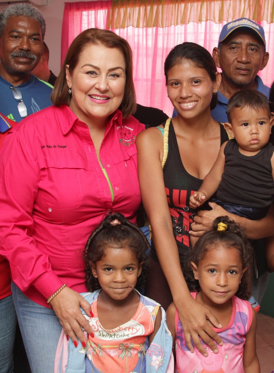 GobolivarRrpp's tweet photo. Nuestra primera dama @NidiaDeRangel lleva alegría y sonrisas a la parroquia Unare en Core 8 a través de jornada integral #AquiEstaLaGestion https://t.co/8wtCLMmxsA