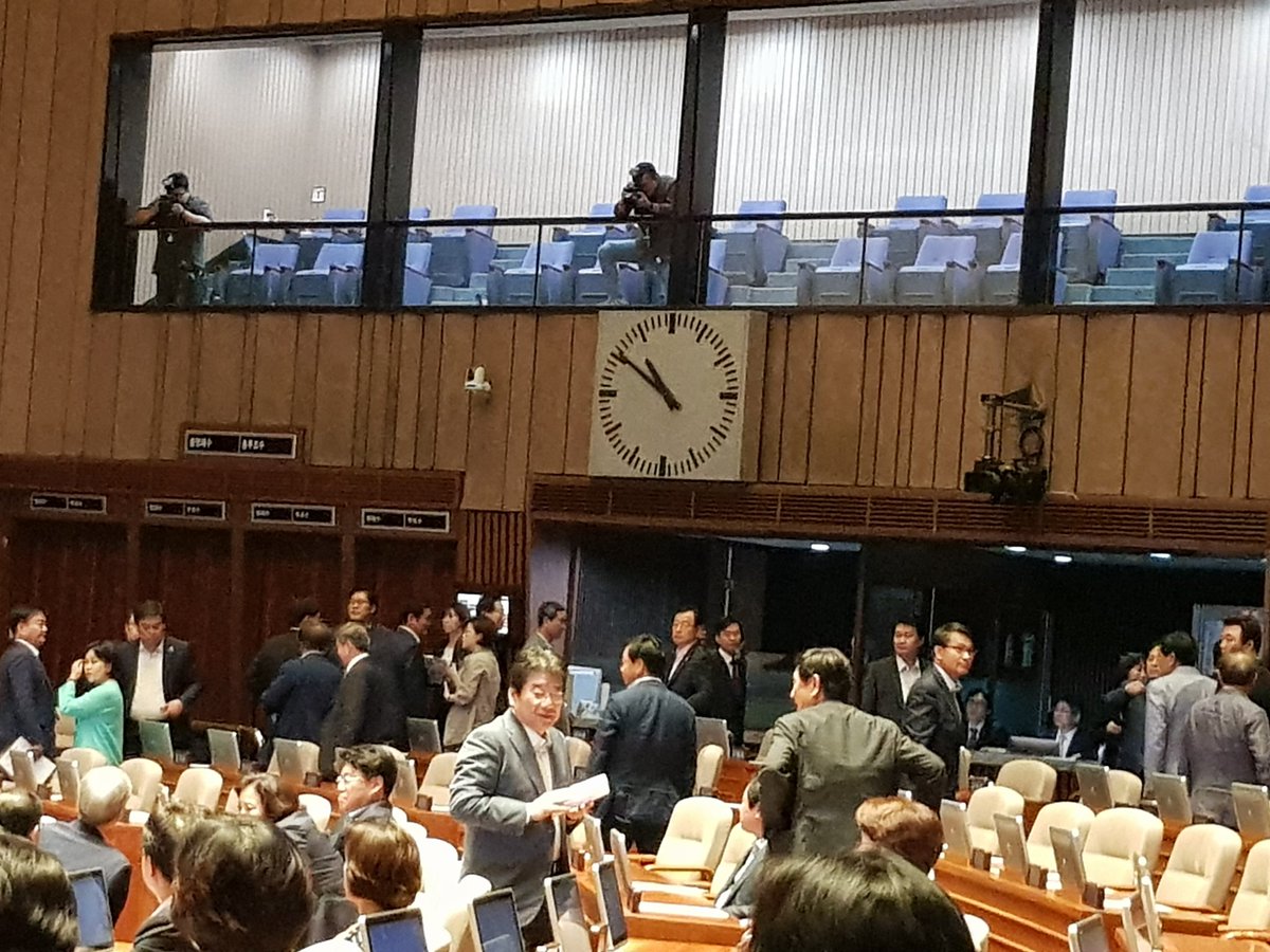 엉뚱한 소리로 반대토론만하고  국회를 버리고 나가는 자유한국당의원들.  새벽에는 오전에 와서 통과시키겠다고 합의 하고 기어코 어깃장놓고 국민 배신하는 이 순간 참  난감 !