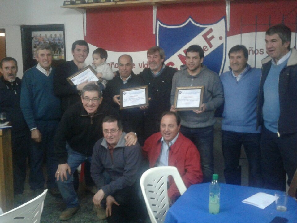 Aquí  los homenajeados junto a la directiva del club.

Gracias por ser parte de la Historia. 

Vamos  tricolor. ...