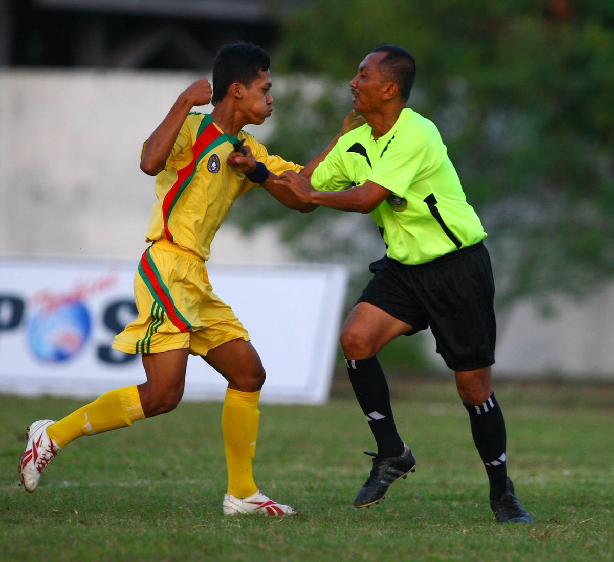 Bolanet's tweet photo. [TERKOMENTAR Pekan Ini] https://t.co/fhYoxQ068j - Wasit Asing Datang, Atep: Kasihan Wasit Lokal https://t.co/YChL80AJhr