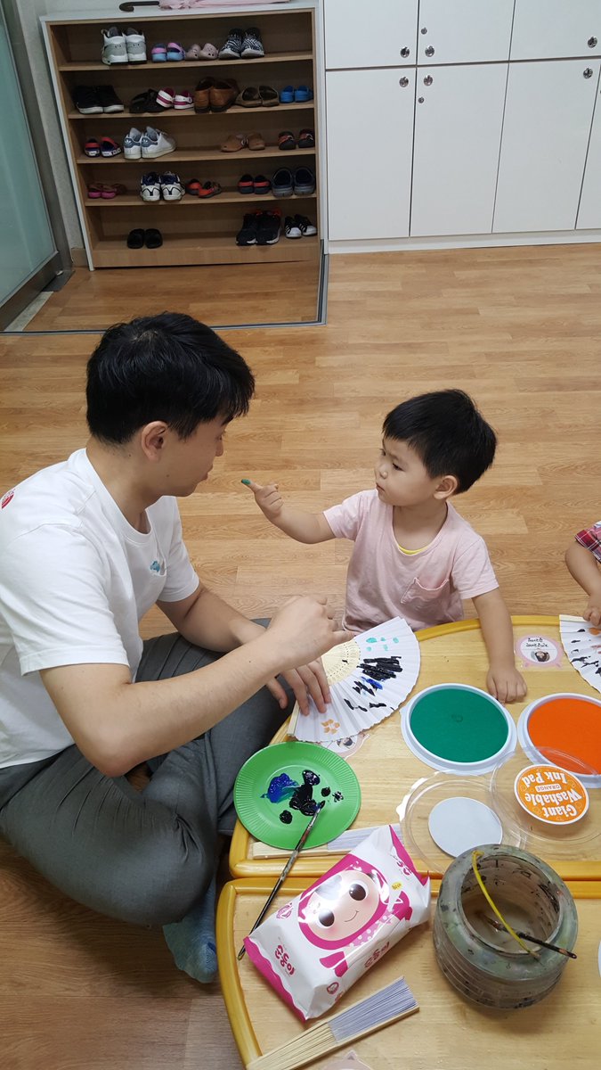 ok4214's tweet photo. 아빠놀이학교 4기 시원한 여름을 나기 위해 부채 만들기 활동을 했습니다~
물감을 떨어뜨린 후 불어보고 스탬프로 손가락 찍기를 해서 부채를 만들었어요~
하나는 내가 가지고 하나는 어르신들을 위해 기증할 예정입니다^^ https://t.co/5m8wcyxRjO