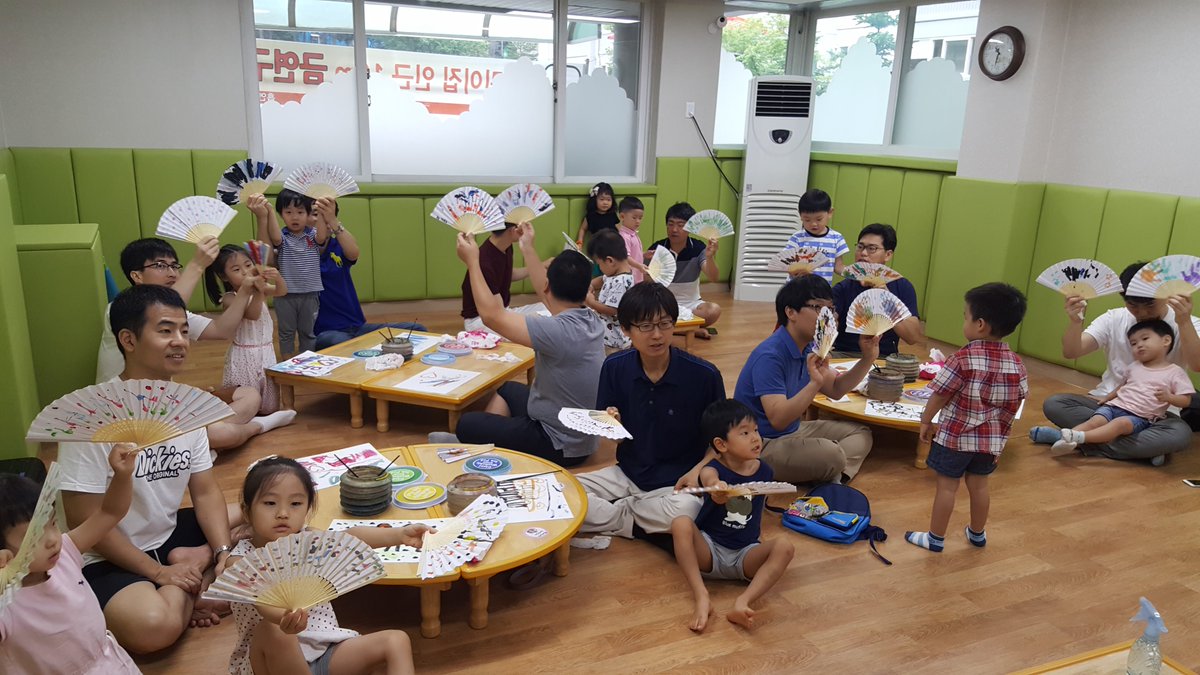 아빠놀이학교 4기 시원한 여름을 나기 위해 부채 만들기 활동을 했습니다~
물감을 떨어뜨린 후 불어보고 스탬프로 손가락 찍기를 해서 부채를 만들었어요~
하나는 내가 가지고 하나는 어르신들을 위해 기증할 예정입니다^^