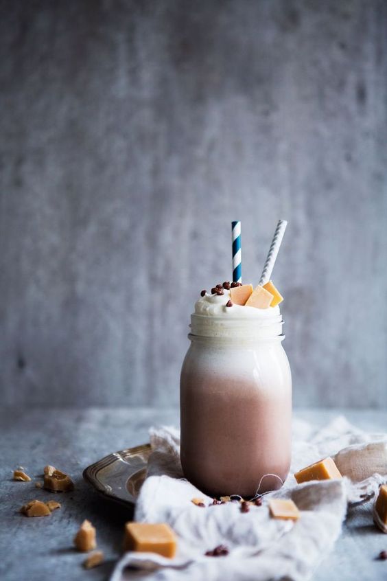 K7Angela's tweet photo. Texas Fudge Chocolate Milkshake (with sliced ​​fudge and chocolate toffee sprinkles) https://t.co/HyEV11xSI2
