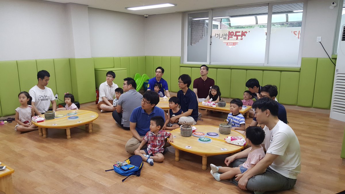 ok4214's tweet photo. 아빠놀이학교 4기 시원한 여름을 나기 위해 부채 만들기 활동을 했습니다~
물감을 떨어뜨린 후 불어보고 스탬프로 손가락 찍기를 해서 부채를 만들었어요~
하나는 내가 가지고 하나는 어르신들을 위해 기증할 예정입니다^^ https://t.co/5m8wcyxRjO