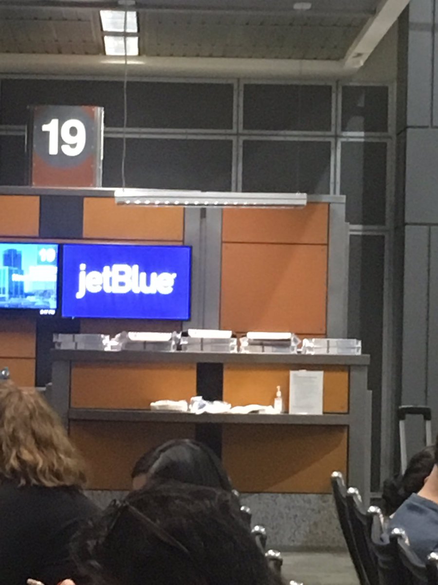 Ashlayyyk's tweet photo. @JetBlue thanks for the pizza 😂 #4HourDelay https://t.co/DoZeTsHBLa