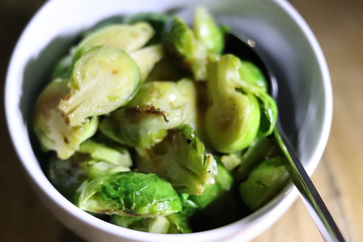 recipes_fast's tweet photo. It's Winter in Melbourne get your sautéed Winter Brussels Sprouts happening. 🌳❄️ #brusselssprouts #melbournewinter #wintervegetable https://t.co/SsuIp0aeYX