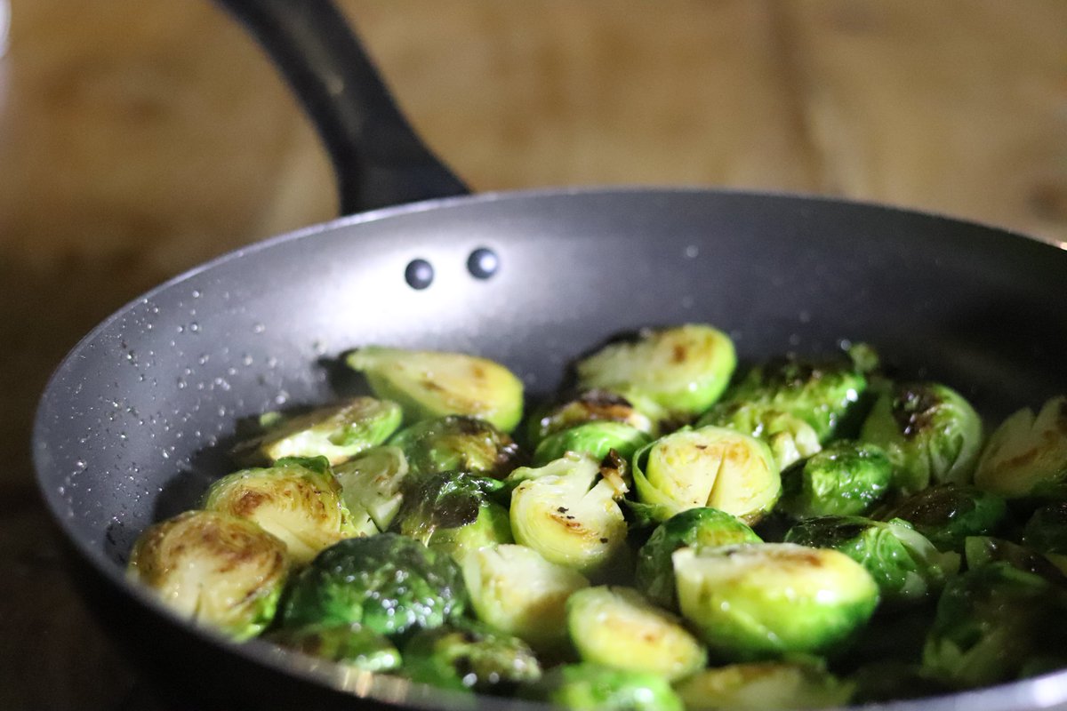 recipes_fast's tweet photo. It's Winter in Melbourne get your sautéed Winter Brussels Sprouts happening. 🌳❄️ #brusselssprouts #melbournewinter #wintervegetable https://t.co/SsuIp0aeYX