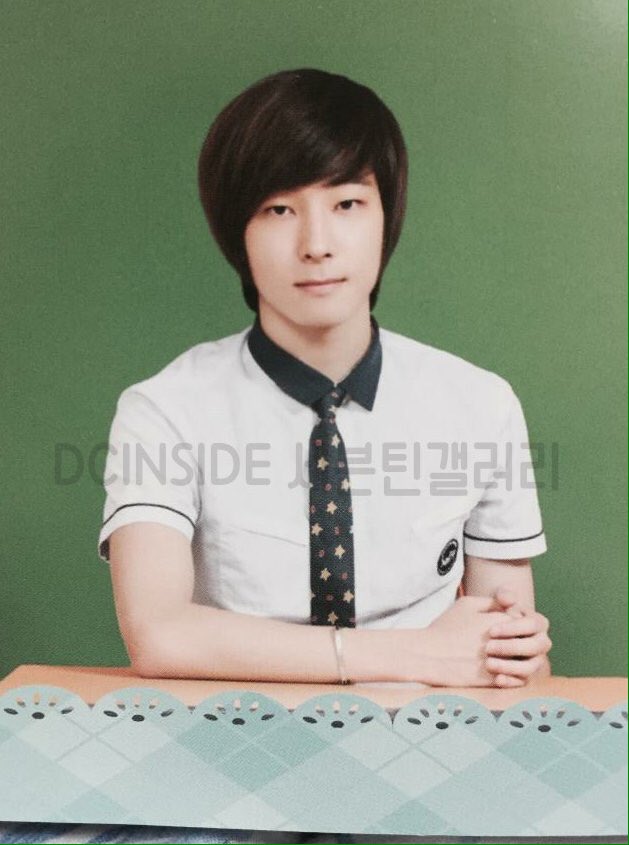 yourbananamilk_'s tweet photo. ท่าบังคับถ่ายรูปของเด็กโสภาหรอวะ ว่าจบแล้วต้องนั่งเท้าโต๊ะถ่ายรูปแบบนี้ 5555555555555555555555555555 https://t.co/90F5hjvi8J