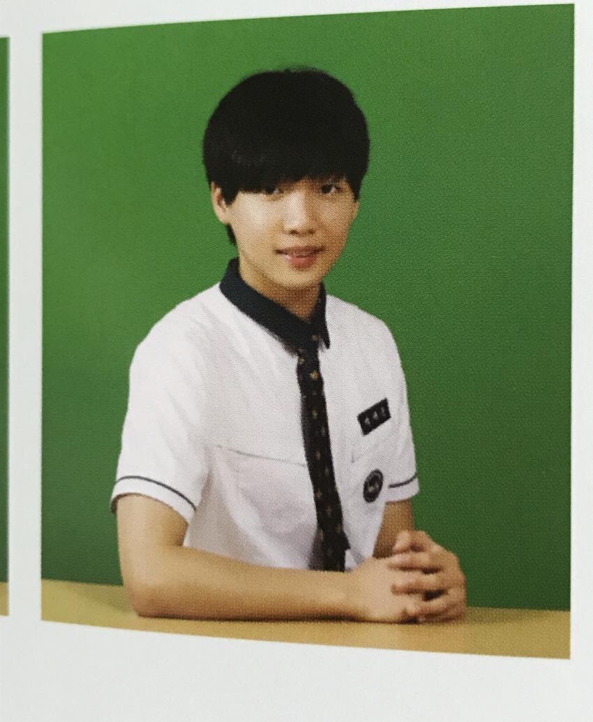 yourbananamilk_'s tweet photo. ท่าบังคับถ่ายรูปของเด็กโสภาหรอวะ ว่าจบแล้วต้องนั่งเท้าโต๊ะถ่ายรูปแบบนี้ 5555555555555555555555555555 https://t.co/90F5hjvi8J