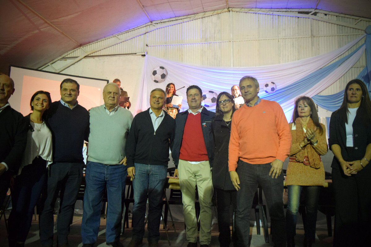 brendalisaustin's tweet photo. Cerramos el día cenando en el Club Argentino de Bell Ville,en conmemoración a la Capital Nac de la Pelota de Fútbol.¡Gracias por invitarnos! https://t.co/lk2TYEs3nR